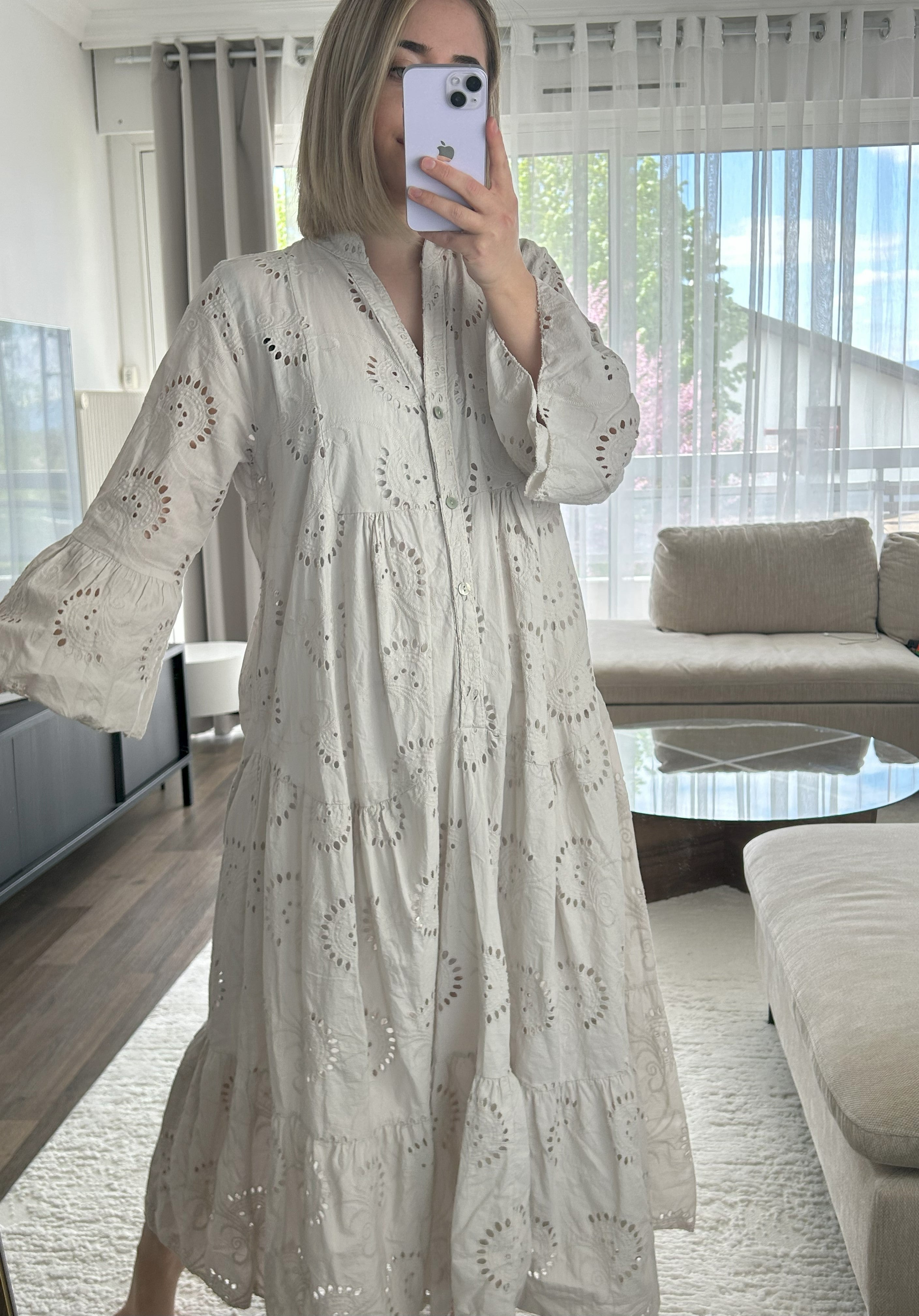 Robe longue crème à broderie anglaise