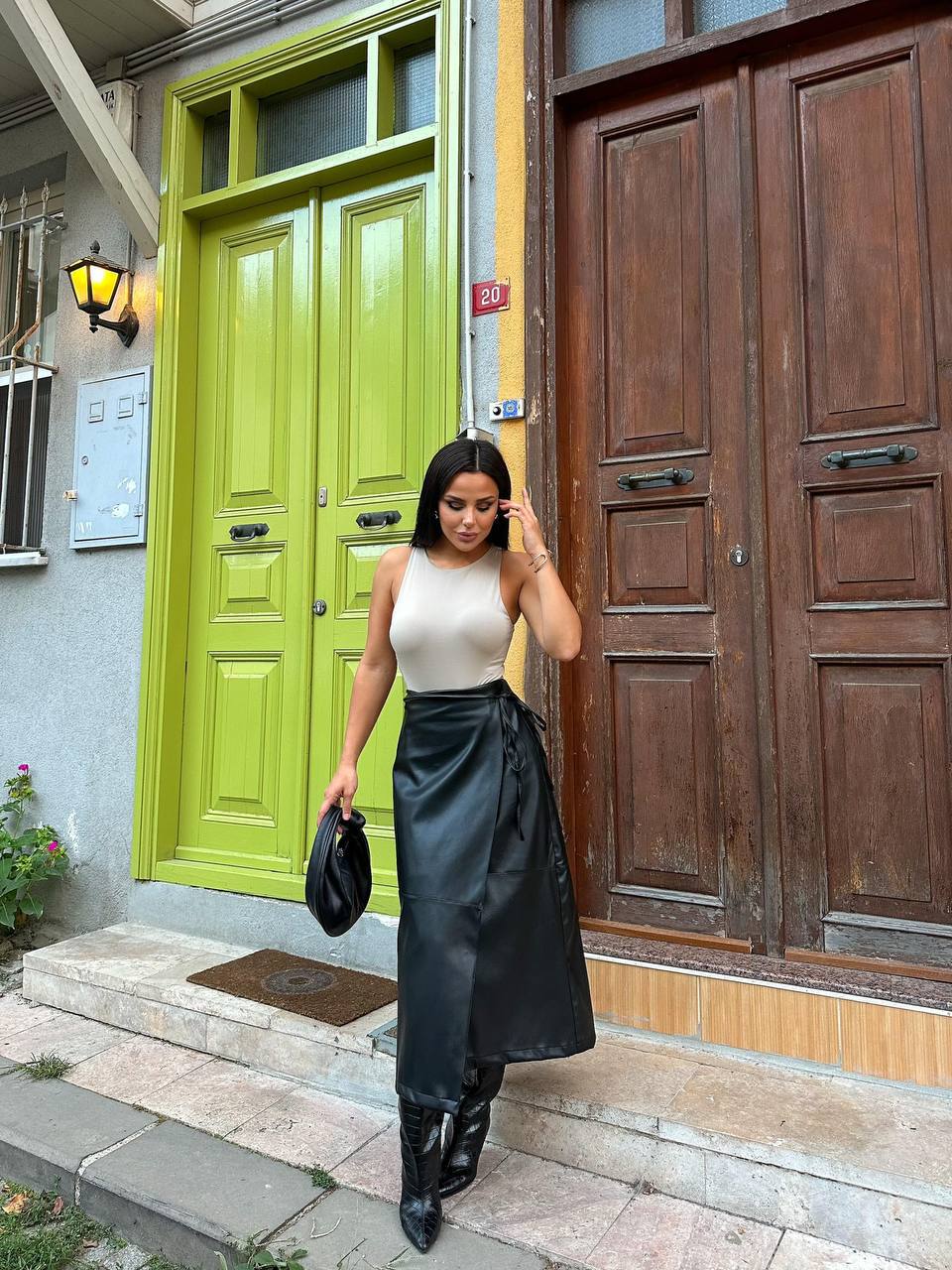 Jupe longue en cuir noir – Élégante et audacieuse – Madame Yilna