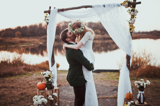 Comment s'habiller pour un mariage en automne - Conseils et idées de tenues élégantes 🍂💍