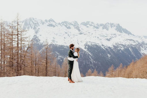 Comment s'habiller pour un mariage en hiver - Conseils et idées de tenues élégantes et chaudes ❄️💍