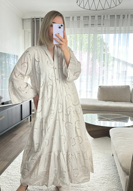 Robe longue crème à broderie anglaise