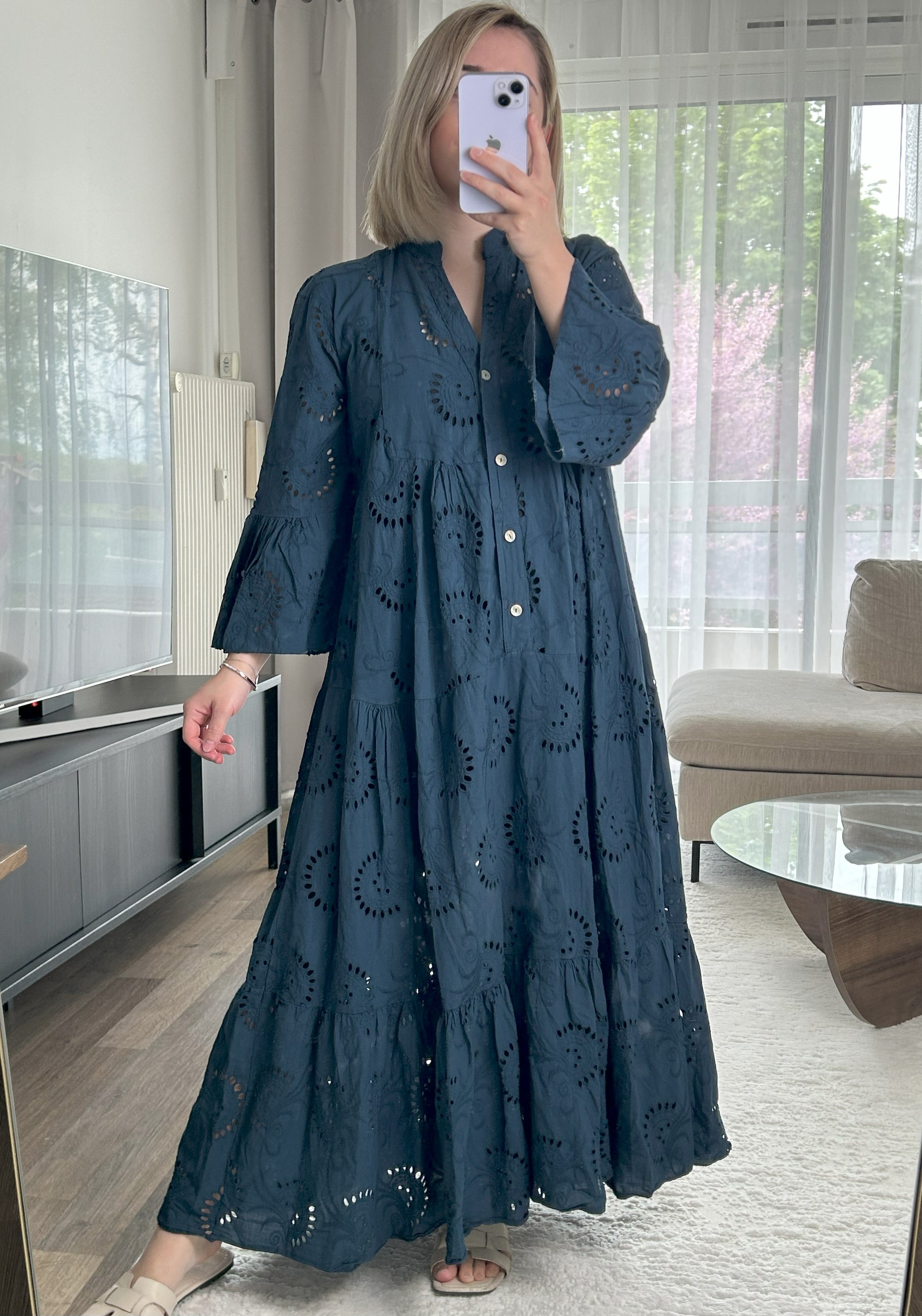 Robe longue bleu marine  à broderie anglaise