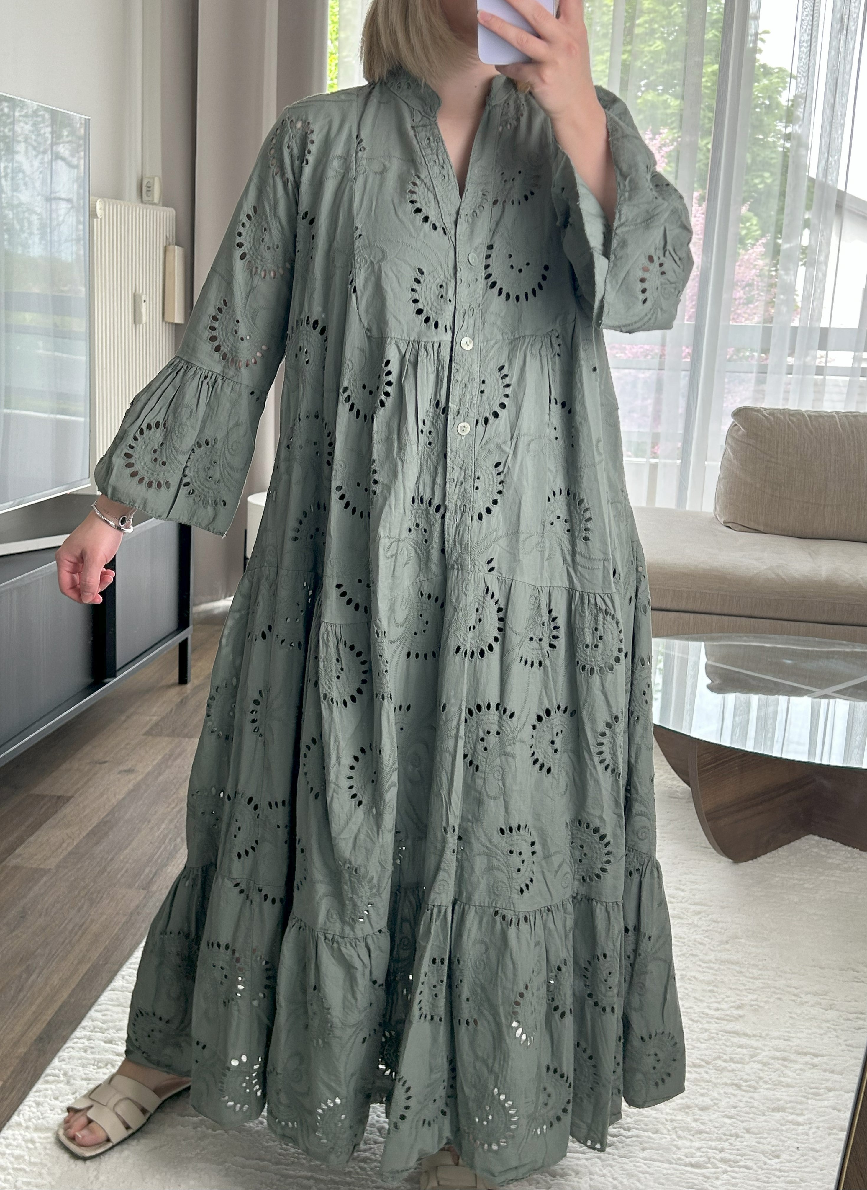 Robe longue kaki à broderie anglaise