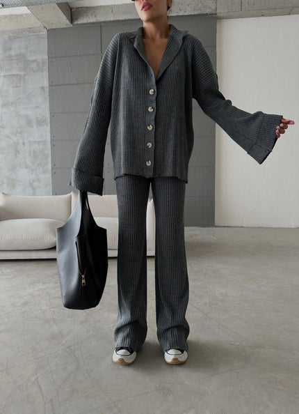 Ensemble cardigan et pantalon gris