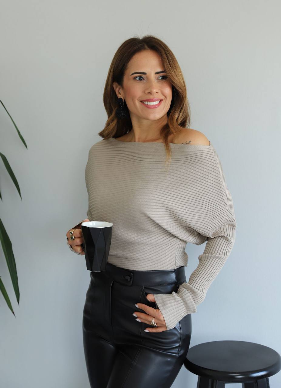 Beigefarbener, schulterfreier, asymmetrischer Pullover