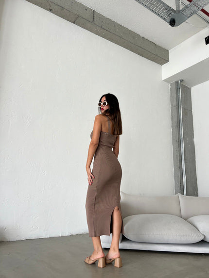 Asymmetrisches, figurbetontes Kleid in Taupe