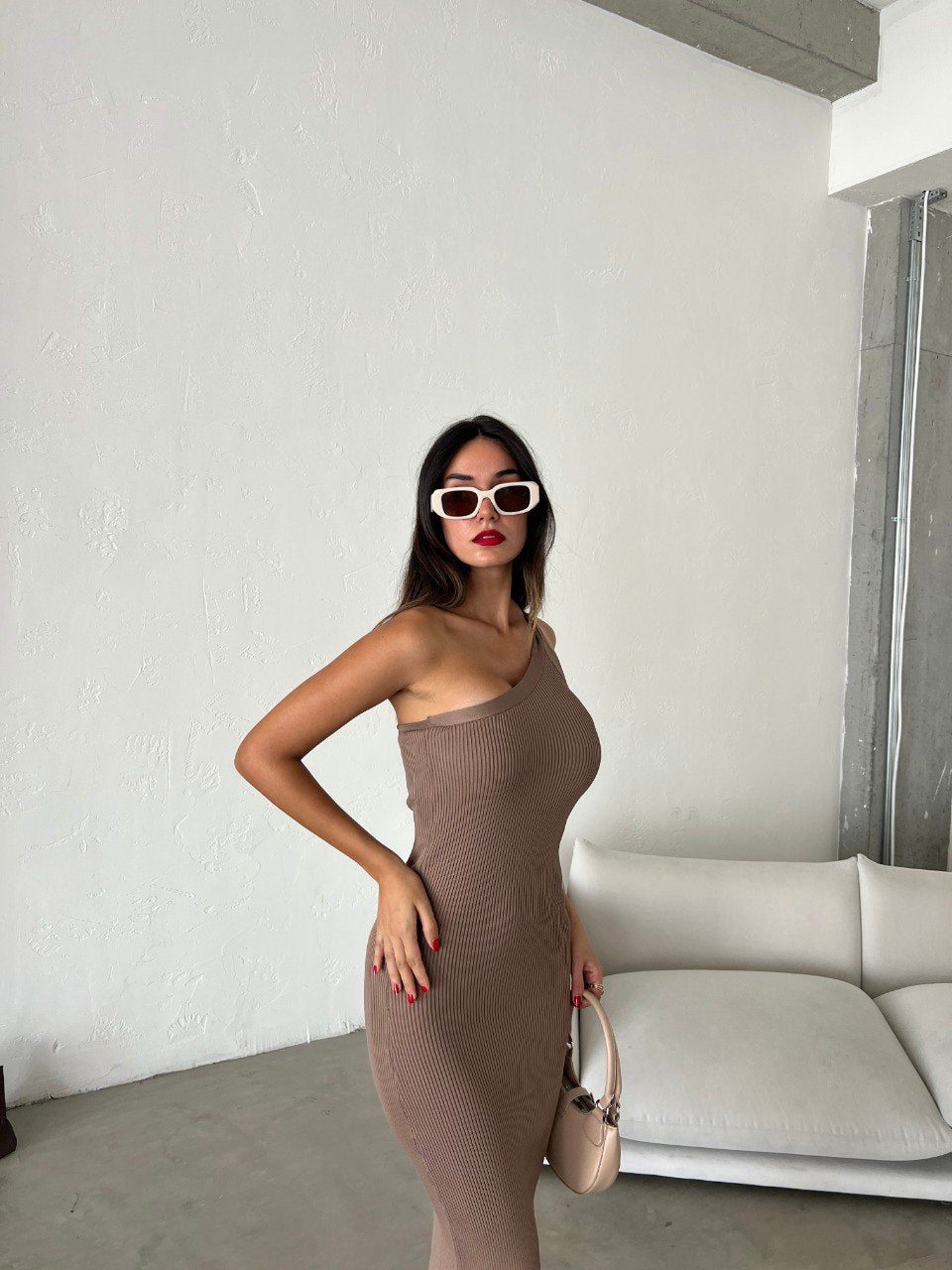 Robe moulante asymétrique taupe