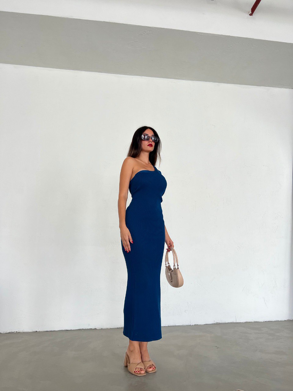 Robe moulante asymétrique bleu navy