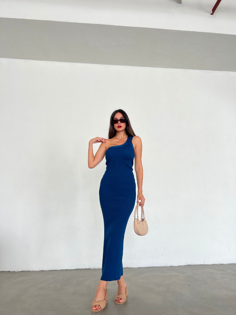 Robe moulante asymétrique bleu navy