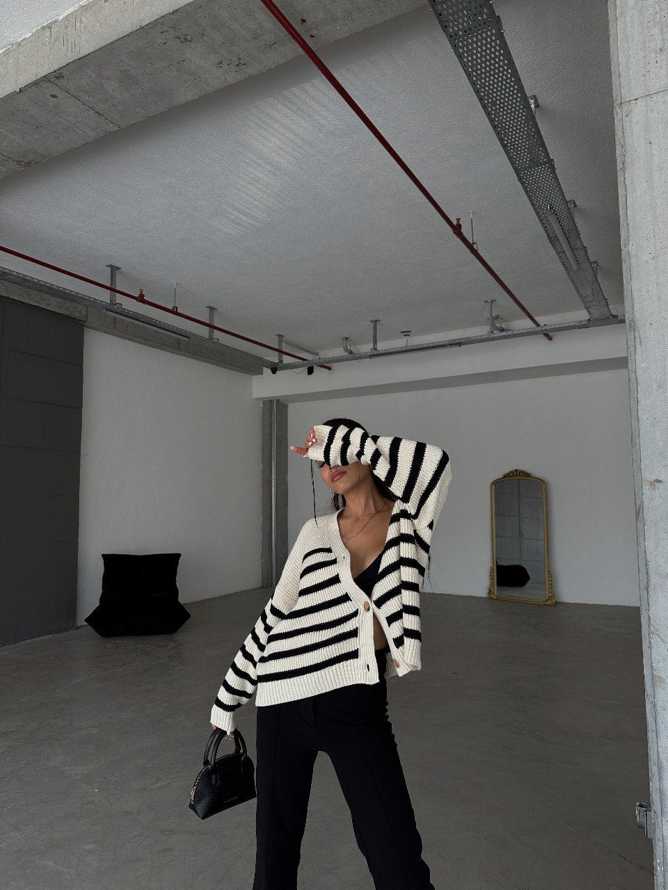Schwarz-weiß gestreifte Strickjacke