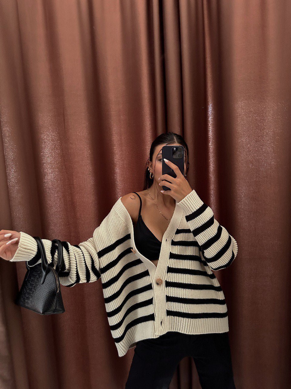 Schwarz-weiß gestreifte Strickjacke