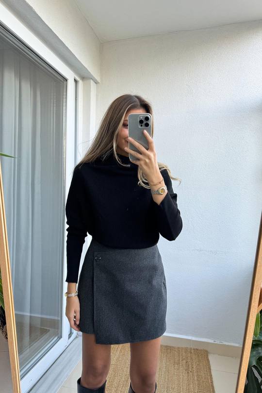 Pull noir col roulé