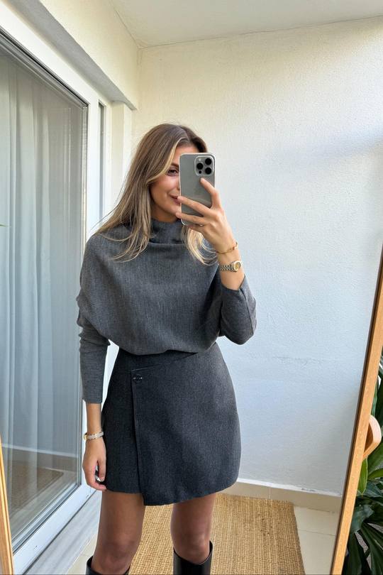 Grauer Rollkragenpullover