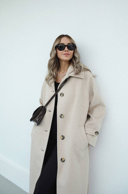 Manteau long beige à col large