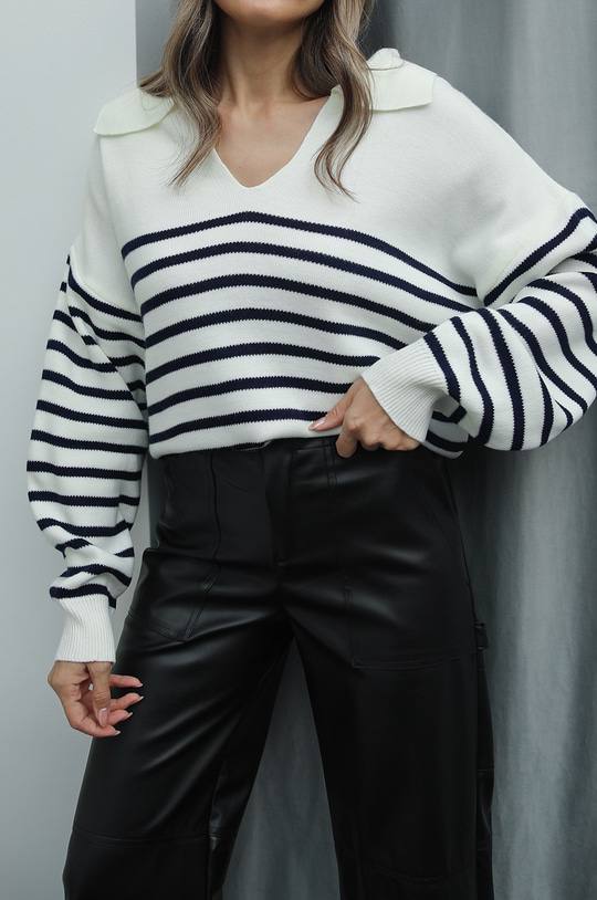 Gestreifter Matrosenpullover mit V-Ausschnitt