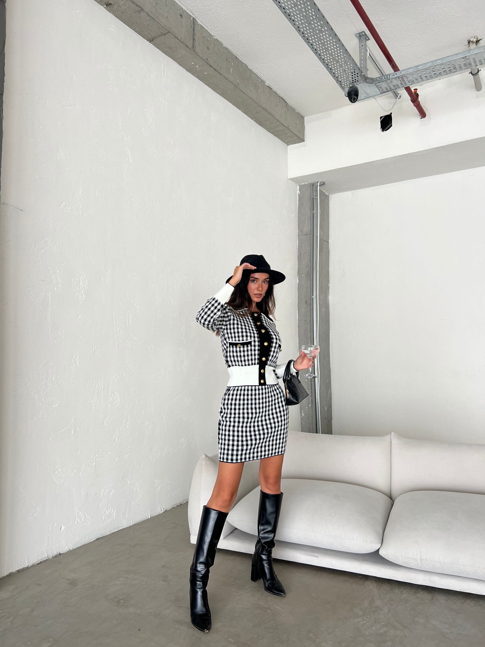 Ensemble gilet et jupe à carreaux noir et blanc